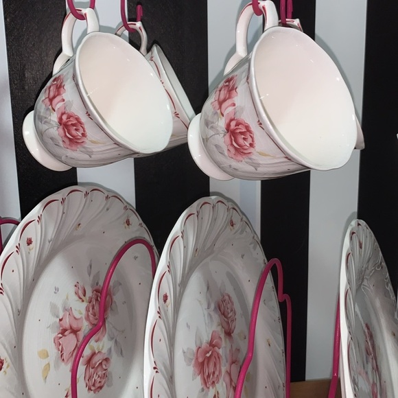 16 PC Vintage Dinner Plate /Mugs/Saucers Roses Floral & a Hot Pink Display Rack - Picture 4 of 17